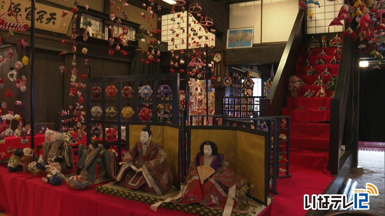 旧井澤家住宅で雛人形展示