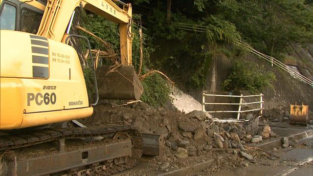 高遠町長藤で水路から土砂流出