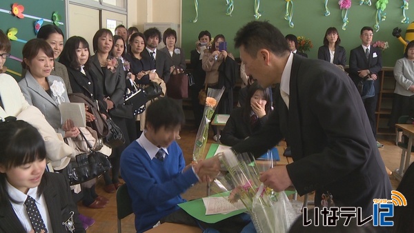 小中学校で卒業式　新たな一歩へ