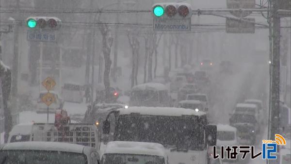 伊那地域でも雪　交通機関などに影響