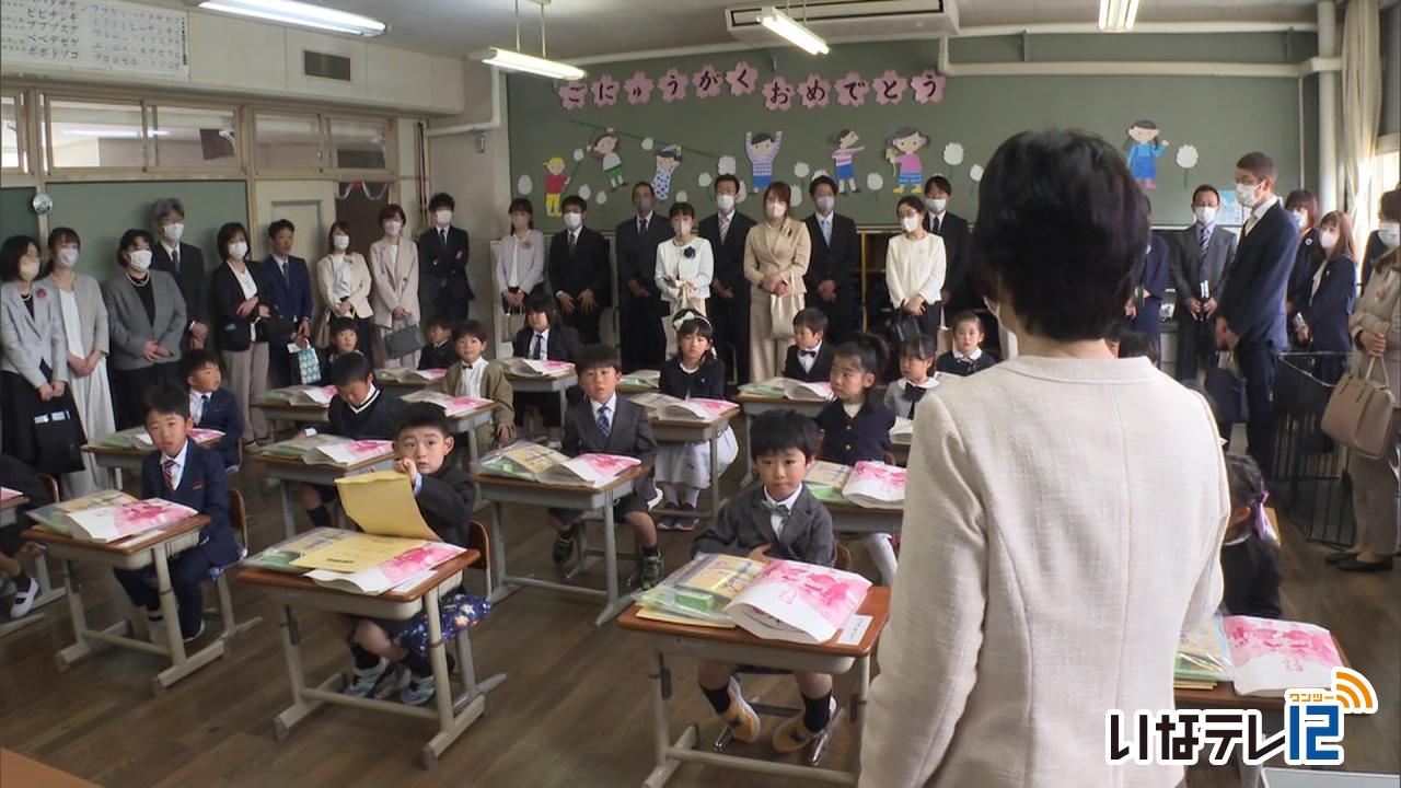 小中学校で入学式　富県小２１人入学