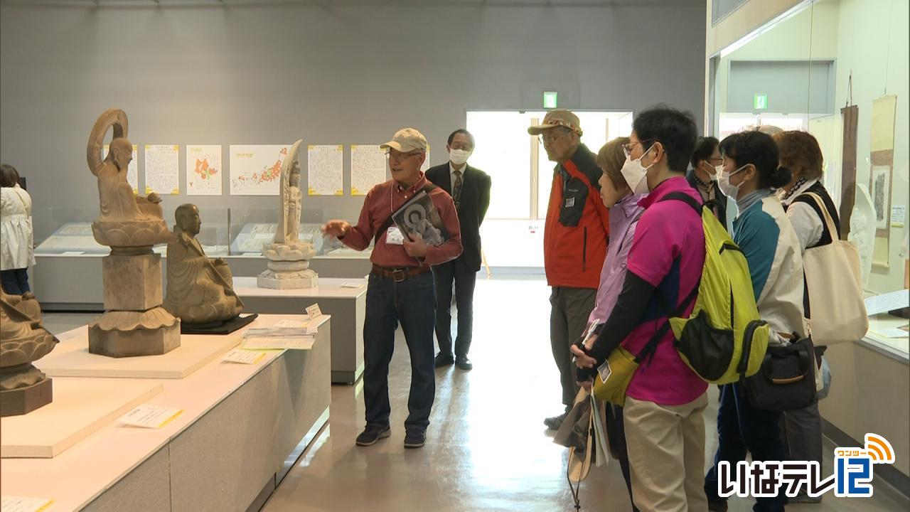 ミニコンサート・石工ガイドが展示解説