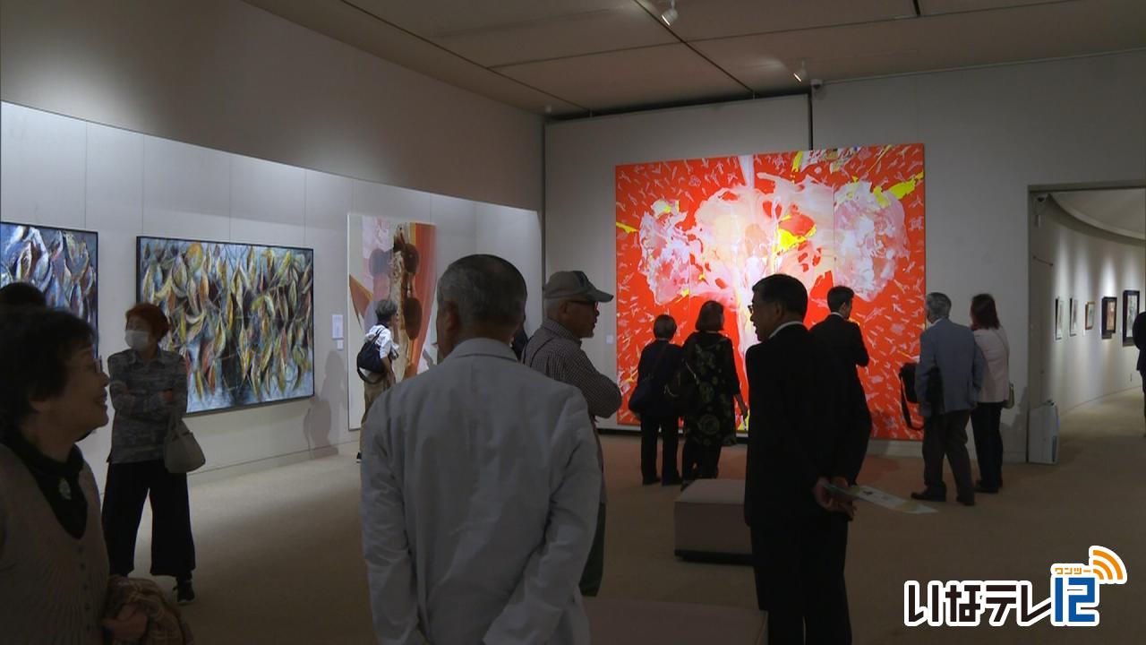 伊那谷の現代作家６人の作品並ぶ