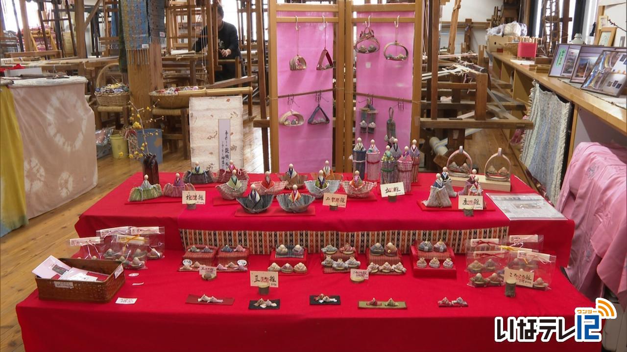 ひな祭りにあわせ人形を展示