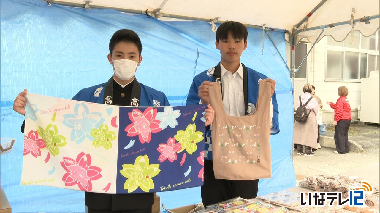 高遠城址　満開後初の週末