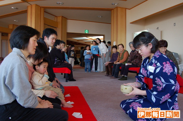 みはらしの湯で日本の伝統文化を学ぶ地元小学生が入浴客にお茶のお手前を披露