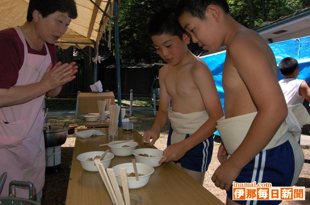 第16回駒ケ根市小学生相撲大会で小学生力士らが練習の成果を競い合う
