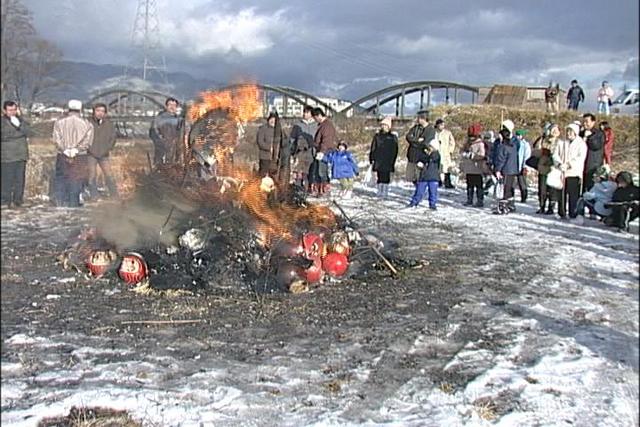 各地で正月の伝統行事行われる