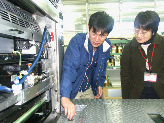 小松総合印刷に大手インキメーカー中国現地法人の技術者が学ぶ