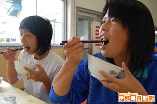 長谷の小中学校で給食にまつたけご飯