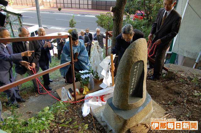 旧制伊那中学校の「一八会」昔の登校道路に記念碑を建立