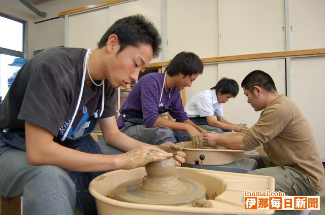 高遠高生が地元の陶芸家に技術学ぶ