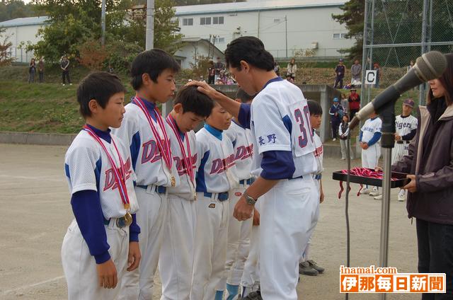箕輪少年野球連盟が6年生に卒業メダルを授与