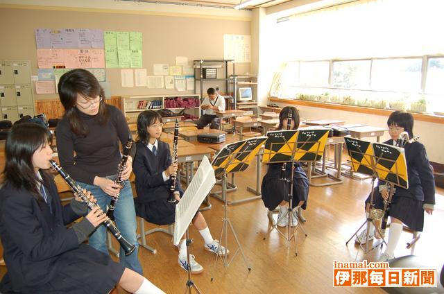 高遠中学校の吹奏楽部を東京芸大音楽部のメンバーが指導