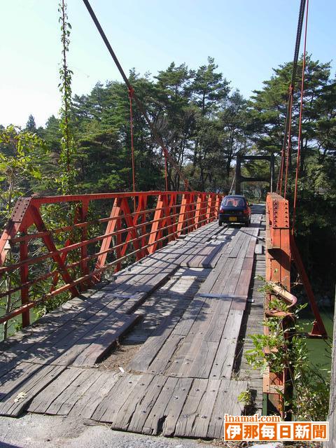 木製橋げたの一部に亀裂<br>天竜川の吊り橋「北の城橋」、2日正午から全面通行止めに