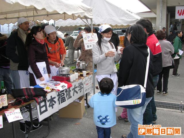 日福大の留学生、リンゴオーナー収獲祭に参加