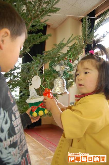 手良保育園でクリスマスツリーの飾り付け