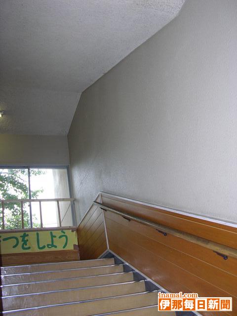 アスベスト使用の疑いある教室と階段の使用を禁止