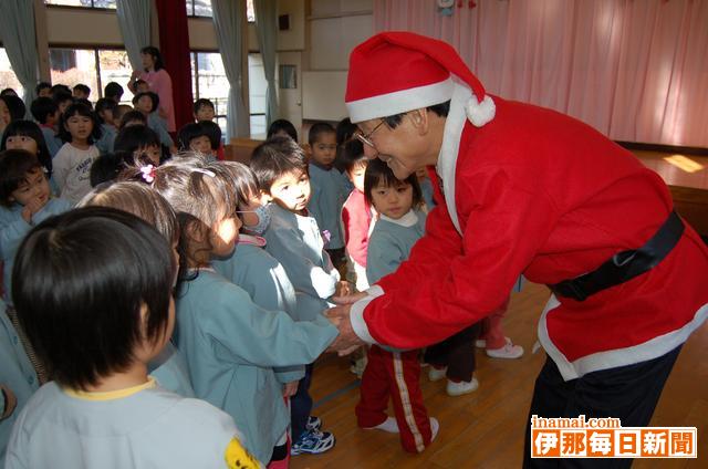 箕輪町のふるさと大使、中島赳(たけし)さんが町内の保育園にお菓子をプレゼント