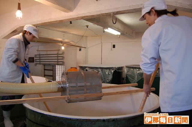 漆戸醸造で東京農大の学生が日本酒の仕込みを実習