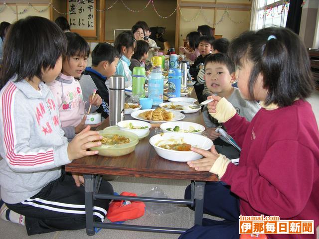 箕輪中部小2年1組<br>リンゴ学習の収穫祭