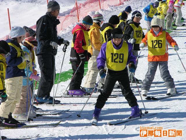 駒ケ根高原スキー場で小学校スキー教室始まる