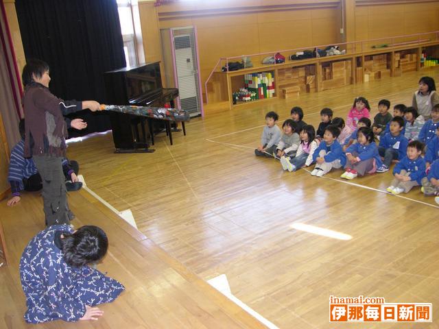 宮田小自律学級、園児に劇を披露