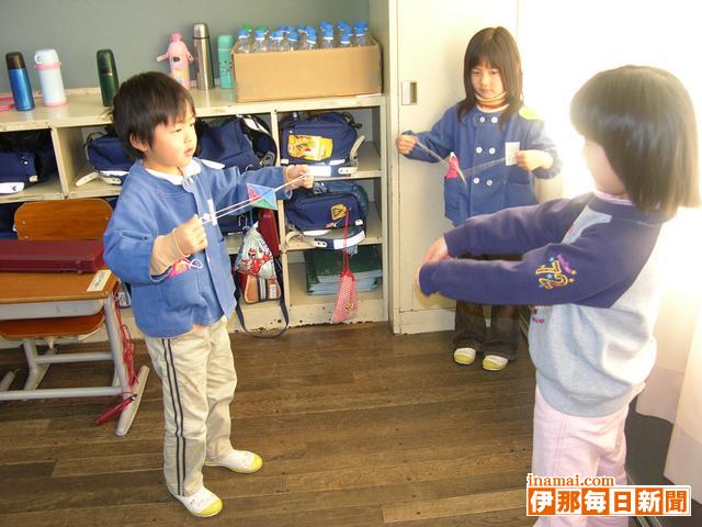 宮田小で半日入学、園児を1年生がお世話