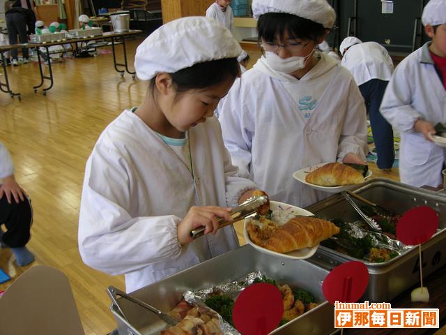 宮田小でバイキング給食