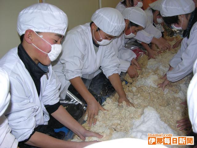 自分たちの大豆を味噌に、宮田小5年2組が昔ながらに仕込みに挑戦