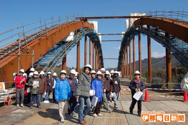竜東線の吉瀬田切大橋が連結し、両市町の小学生が交流見学会