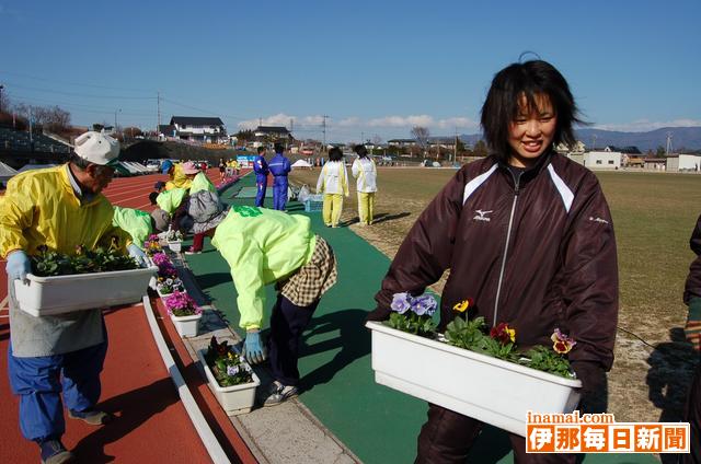 小沢花の会が春高駅伝を前に陸上競技場を花で飾り付け