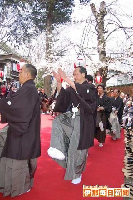 山寺で奇祭「やきもち踊り」