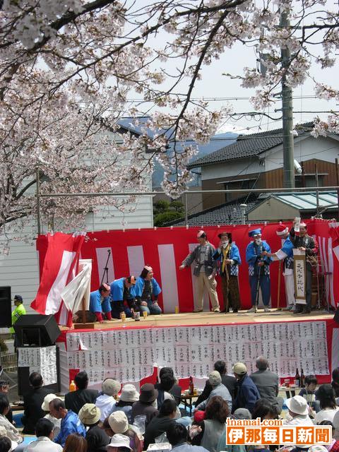 満開の桜に囲まれ里宮神社春祭り