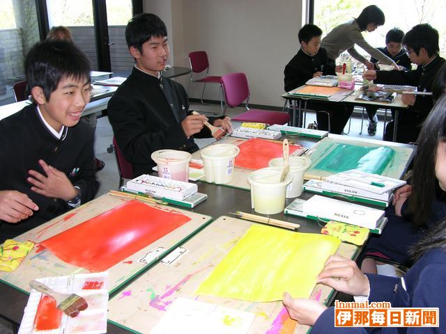 駒ケ根東中が高原美術館でワークショップ