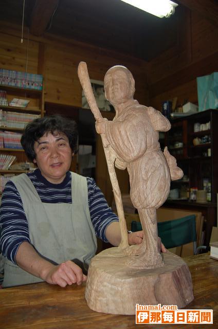 小田切恵子さん「私の井月」を彫る