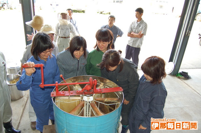 信大で養蜂実習