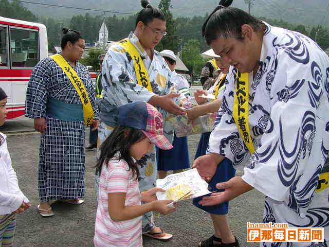 大相撲力士交通安全呼び掛け