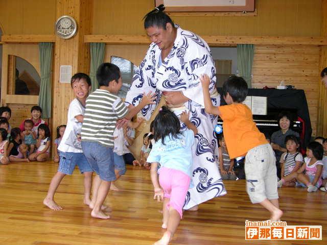 大相撲力士保育園児と交流