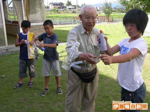 図書館夏休みイベント、小学生らが楽しく工作