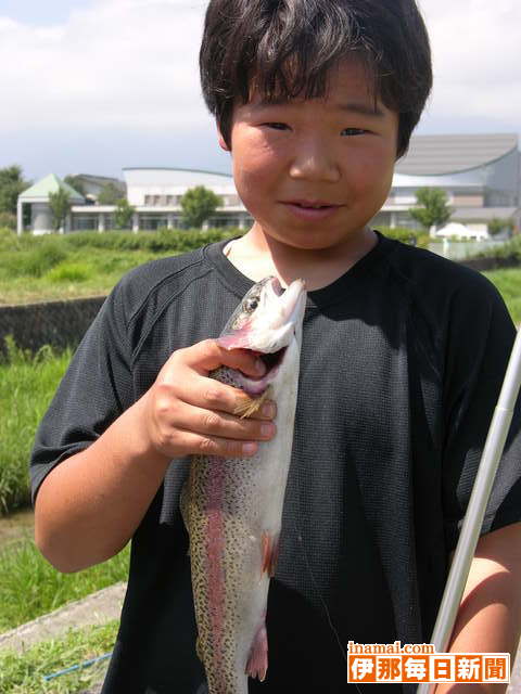 盆恒例マスの魚釣り大会にぎやかに