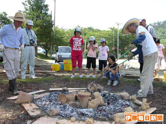 小学生ふるさと教室で土器野焼き