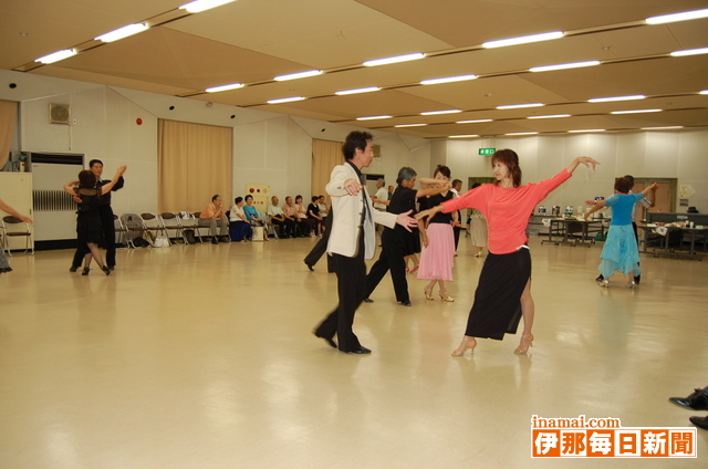 小山明子さんの誕生日んパーティーに合わせて社交ダンスパーティーを開催