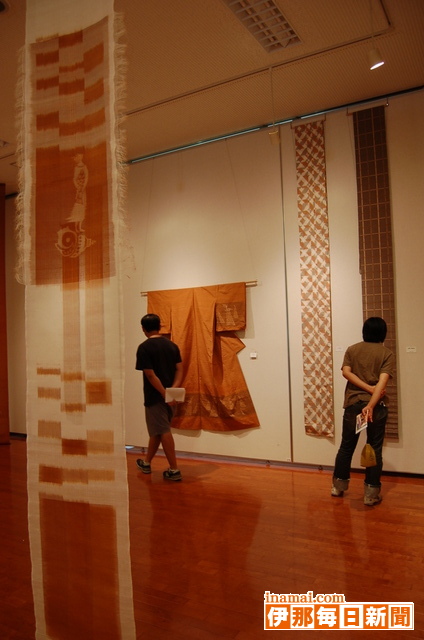 かんてんぱぱホールで窪田孟恒さんによる染織展「あんずの生命と絣に織る」