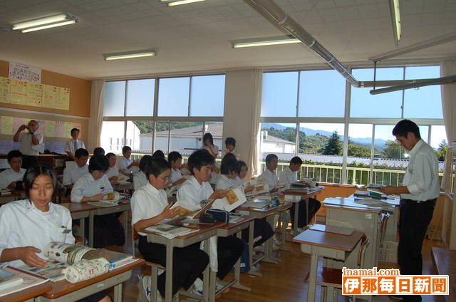 伊那弥生ケ丘高校生が中川中学校で模擬授業