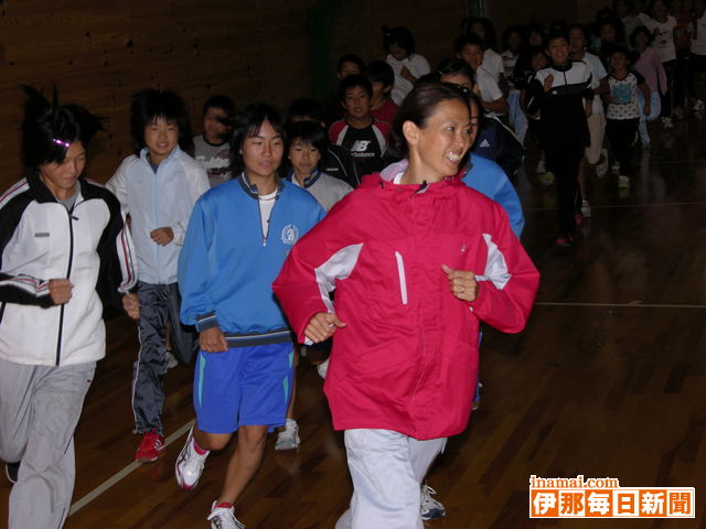 五輪メダリストの有森さんが子どもたちを指導