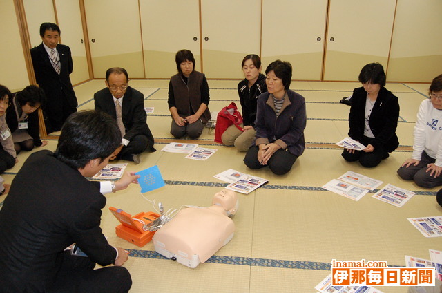 箕輪町内小学校にAED配備