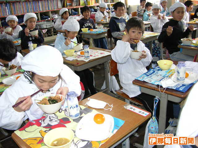 紫輝彩丼が小学校の給食に