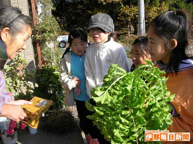 子どもたちが育てた野菜売り歩き