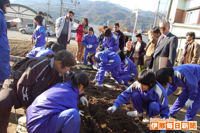 宮田駅前広場「輪苑」で宮田中生が花壇づくり